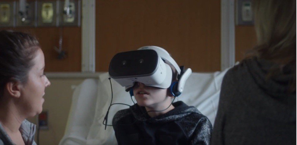 BeitxuStudios's tweet photo. Hospitales que utilizan la #RealidadVirtual (en algunas operaciones), para distraer a los pacientes y así evitar el uso de la anestesia general: https://t.co/Ddwnor0ofr, #Tecnologia  #VR #AR #MR #XR #Sanidad #EEUU https://t.co/rjy2EKhr9j