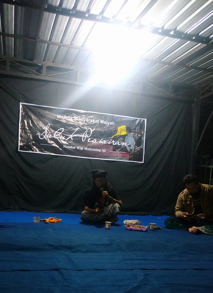 SulukPesisiran's tweet photo. Pak Ribut membacakan sebuah cerita dari status yang tercipta setelah ada inspirasi dari Pak Andi tentang Plastik yang dianggap seperti iblis. #SPNov https://t.co/MdrBQ5Thew