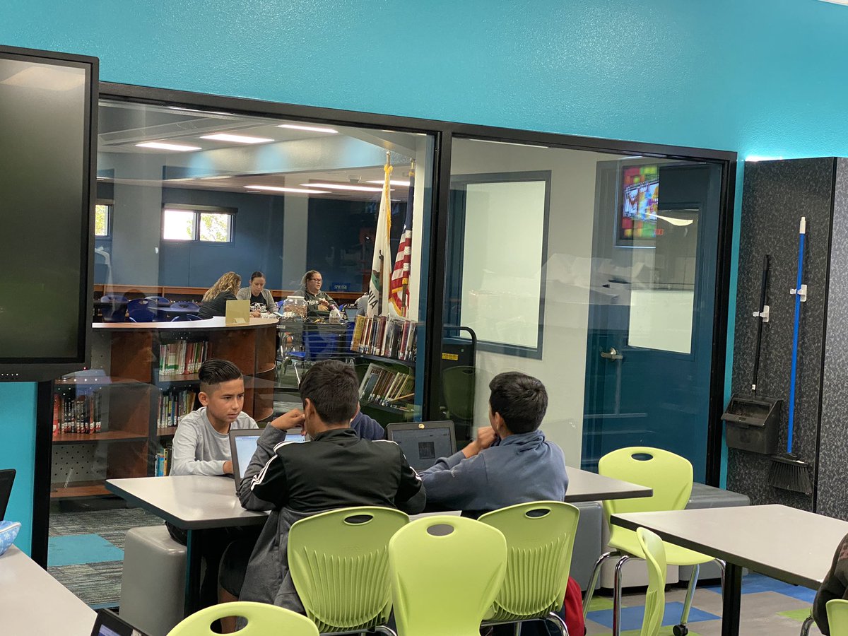 HealyEliz's tweet photo. Lakeside students working on History Day projects in our NEW STEAM lab. AVID teachers collaborating as seen through the window. @lakesidevvusd @ValVerdeSupt @dhenderson_sci @ShresiaKenney https://t.co/wgqvmBCqZu