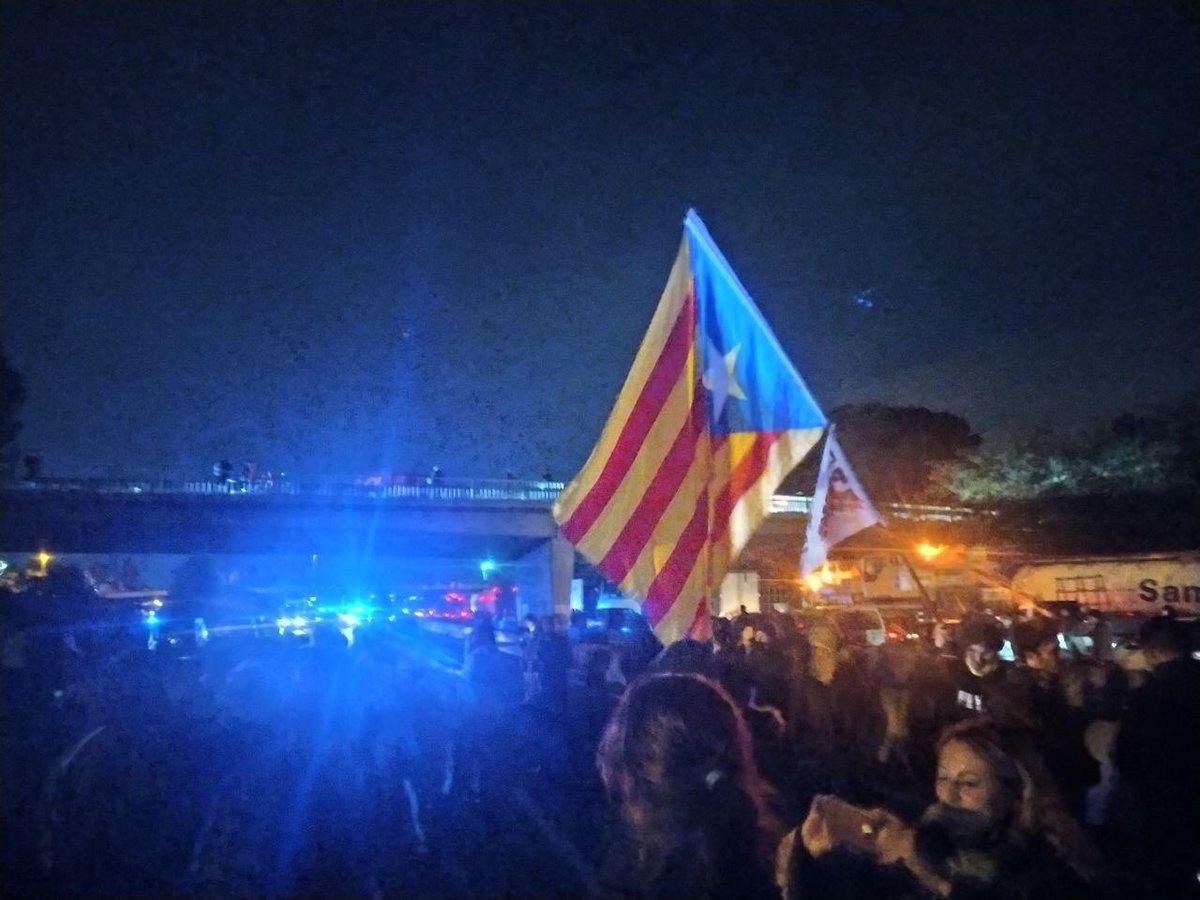 Jud_Rebel's tweet photo. Han arribat els mossos al tall de Girona. 

#TsunamiDemocràtic https://t.co/IoyWJpgLC4