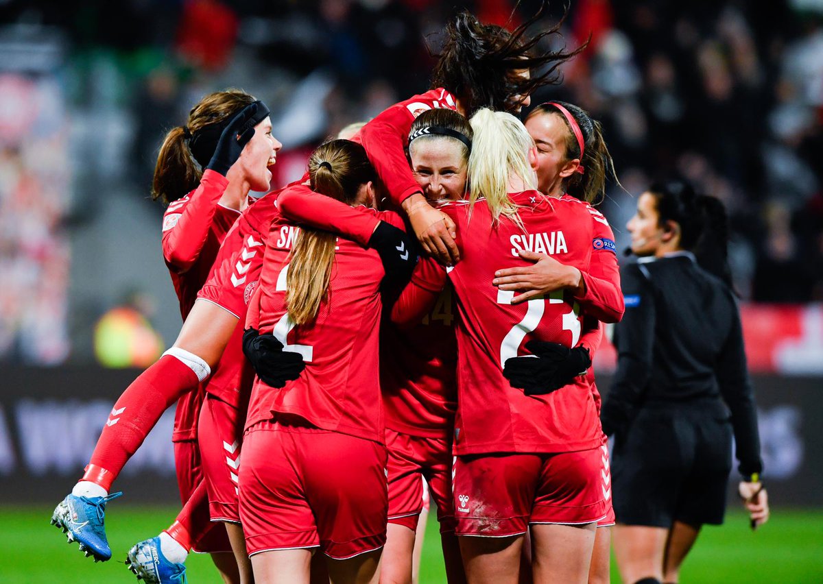 dbulandshold's tweet photo. Tro det eller ej! Kvindelandsholdet fører 10-0 ved pausen! 🤯👏🏻🇩🇰
Målene er scoret af:
@nadia_nadim ⚽⚽
Stine Larsen ⚽⚽
Nicoline Sørensen ⚽⚽
@PernilleMHarder ⚽⚽
Sofie Svava ⚽ (første A-landskampsmål)
... Og et enkelt selvmål.
#ForDanmark #DENGEO
📸: @fbbillederdk https://t.co/oozhuYJjt8