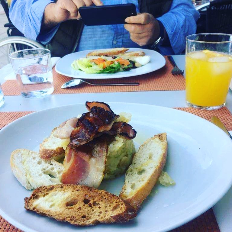 BonDiaMariaRest's tweet photo. #BonDiaMaria  #Vilaseca

Nos ENCANTA cuando los AMIGOS vienen a comer con nosotros.

Se merecen un GRAAAAAAN Me GUSTA, ¿no? 😉😄

Ven a vernos y disfruta de la vida.😍🌞

#restaurant #comer #tapas #Sabrosa #foodporn #food #yum https://t.co/uhCYedSCJh