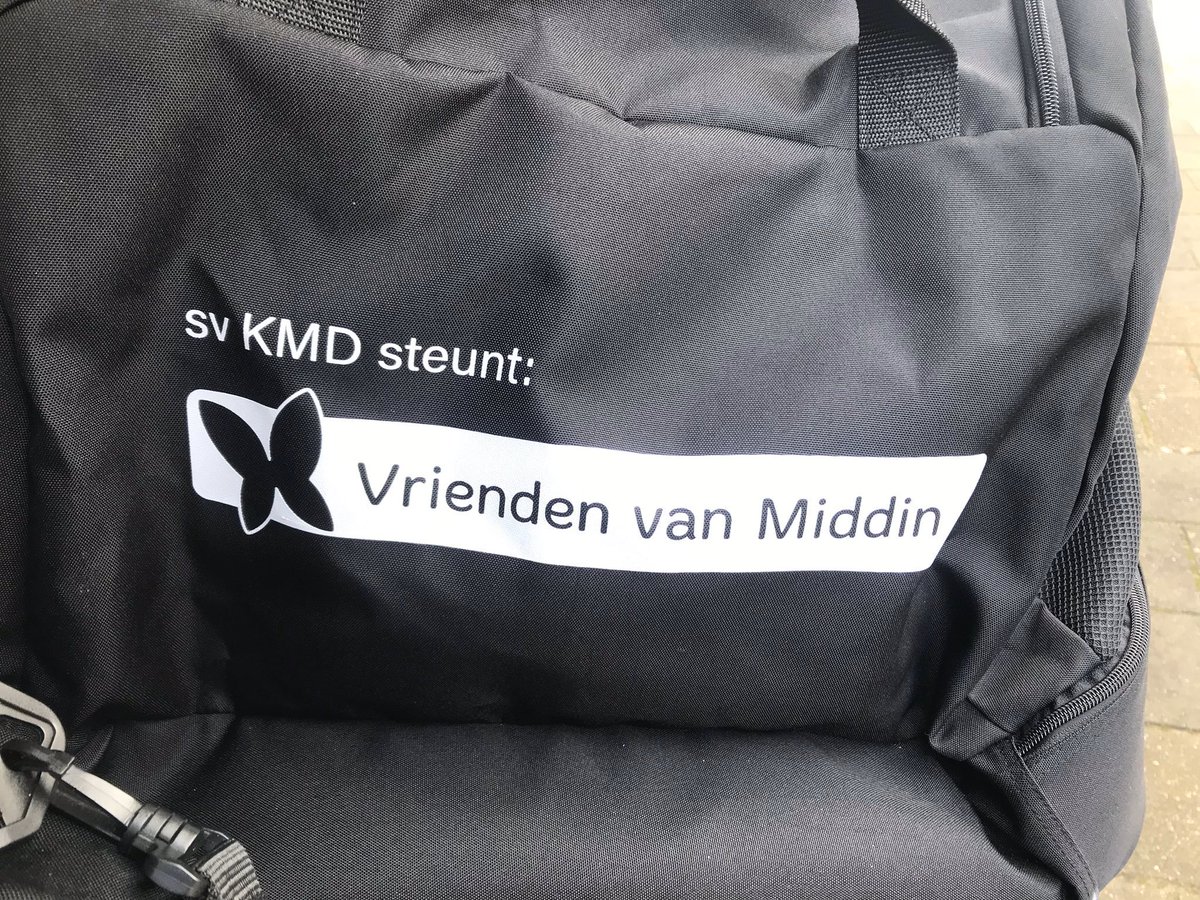MiddinOnline's tweet photo. Een sponsor die Vrienden van Middin steunt en dat op voetbaltassen van zijn team laat drukken. En binnenkort met het team gaat eten met onze cliรซnten.
#kleinmaardapper #voetbal #sponsor #vriendenvanmiddin #hetgoededoen #dankbaar
ย @svkmd #wateringen https://t.co/sJbxoPP5Kq