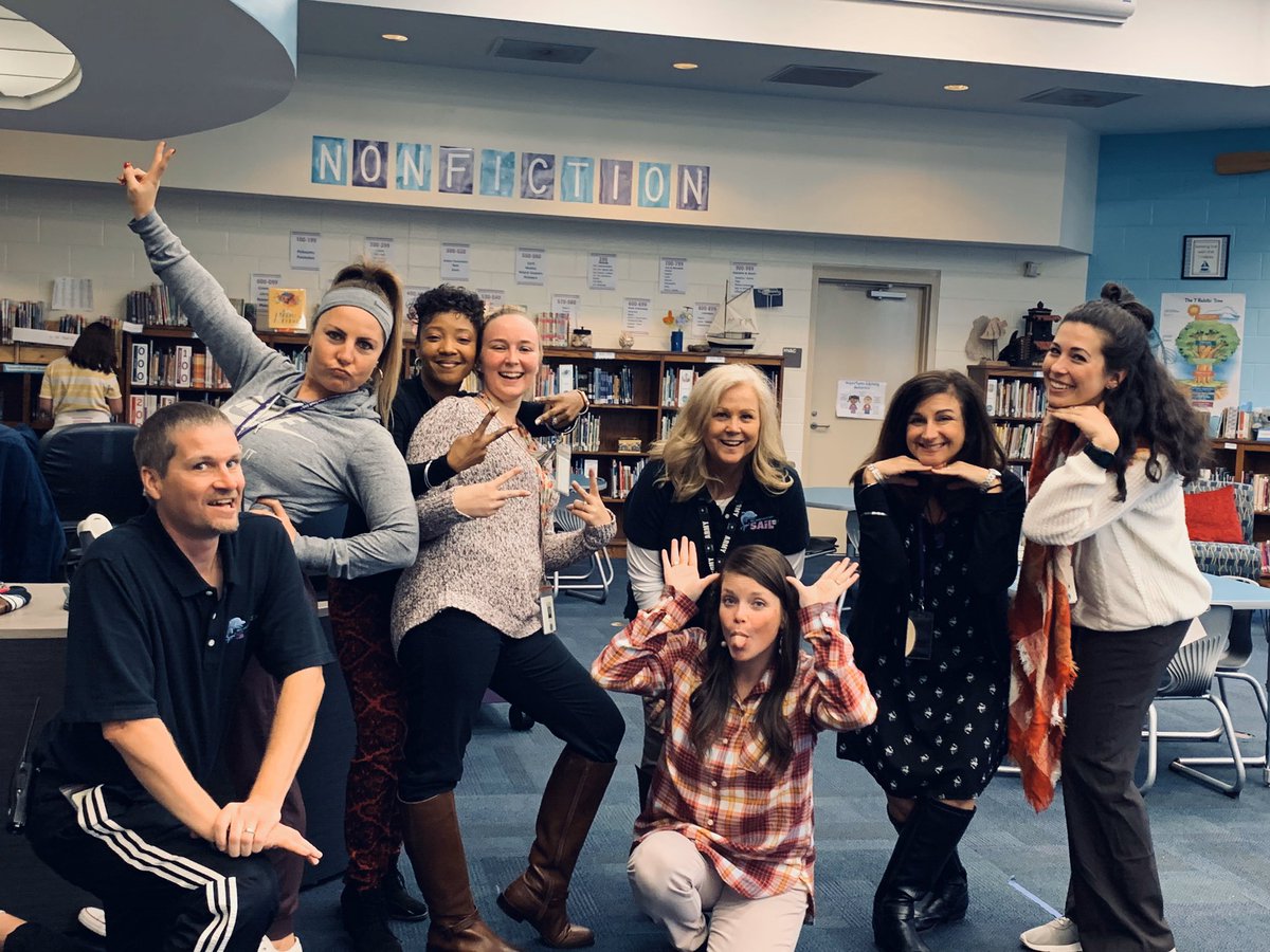 Coach_Dez_PE's tweet photo. I am so grateful for my team! Our bond I’m especially grateful for!! Love them! ♥️#RCEGrateful @RCE_SAiL @Library_Leaders @tmeekins @AudreyanoThomas @RCE_ComputerLab @RCE_Music_Class https://t.co/NqhEwFWc9T