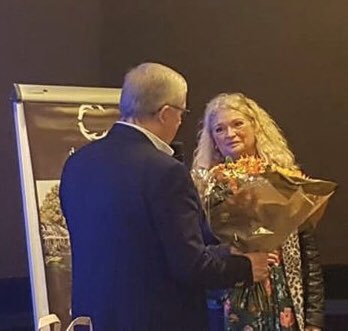 Vandaag aan Loes van Mourik het makelaarsstafje mogen uitreiken met oorkonde vanwege 25 jaar makelaar, het was ‘maar’ 5 1/2 jaar te laat ... 😧