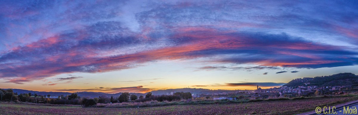 MeteoMoia's tweet photo. #Panorames del #capvespre d'avui #Moià #Moianès @meteocat #324eltemps @bcnmoltmes @catexperience @AlfredRPico @ARAmeteo @meteorac1 @meteo8aldia @alcantara_alb @rbartolisala @Cat_Meteo https://t.co/Qqd3pt63AI