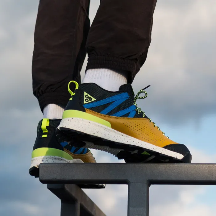 KicksDealsCA's tweet photo. Add some hiking flair to your rotation with this bold "Dark Citron" colourway of the classic Nike ACG Okwahn II that can now be scored from Nike CA for 30% off + free shipping! https://t.co/6hew5xGTaq https://t.co/sMOBtY0wH1