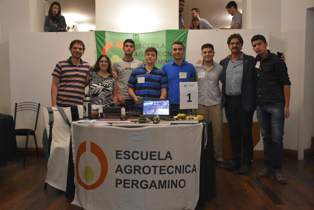 ljsarquis's tweet photo. #LaPlata #Proyecto35, nuevas tecnologías a través de experiencias de aprendizaje, los chicos se convierten en emprendedores de su propio camino de aprendizaje. Son alumnos del secundario de 34 #escuelasagrarias de 17 distritos de @BAProvincia @AgroindustriaBA @gzinny @mariuvidal https://t.co/tnfTEUPcA3