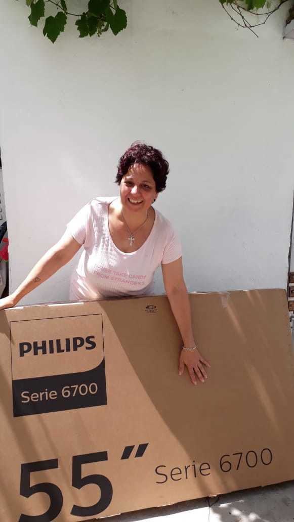 amctv_la's tweet photo. ¡A Patricia Fraga no le alcanzan las manos para tanta alegría con su premio del #ClubAMC!
Si no ganaste, recuerda que hay nuevos premios todos los meses
¡Regístrate ahora en
https://t.co/Xl8G9YJ75l y participa! https://t.co/sc0KQhkKQb