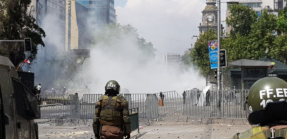 MegafonoPopular® on Twitter: "AHORA Carabineros se enfrenta con  manifestantes en Alameda altura Paseo Ahumada.… "