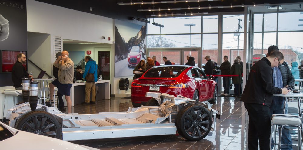 ElectrekCo's tweet photo. California drops EV rebates for cars over $60k, plug-ins below 35 miles of EV range https://t.co/egbtQvM21e by @bradberman https://t.co/iQcao5pJZi