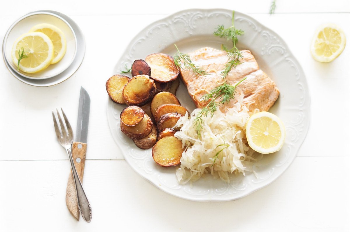 Zalm met zuurkool en gebakken aardappeltjes thelemonkitchen.nl/zalm-met-zuurk…