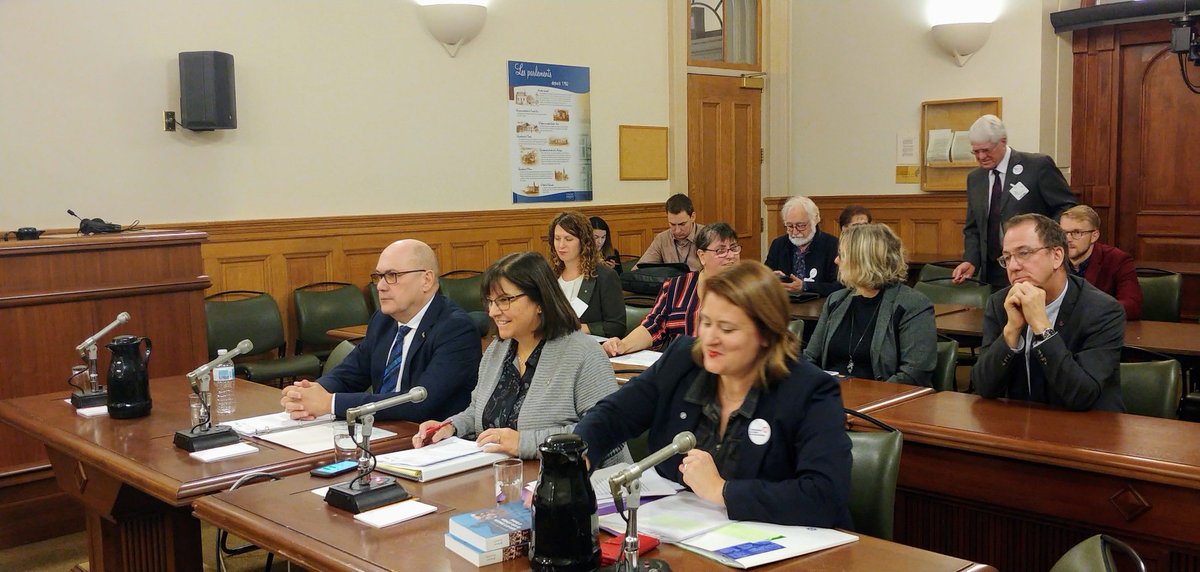 ecoleduPL40's tweet photo. Projet de Loi 40: discriminatoire, inéquitable et centralisateur.  Les @csdemontreal, @CSdeLaval et de la Pointe-de-l'île ont uni leur voix aujourd'hui pour dénoncer le projet de loi 40. 

Lisez le communiqué ici https://t.co/ejw2ayCyRP
#ecoledupl40 #polqc  #PL40 https://t.co/k7BFTmgsUW