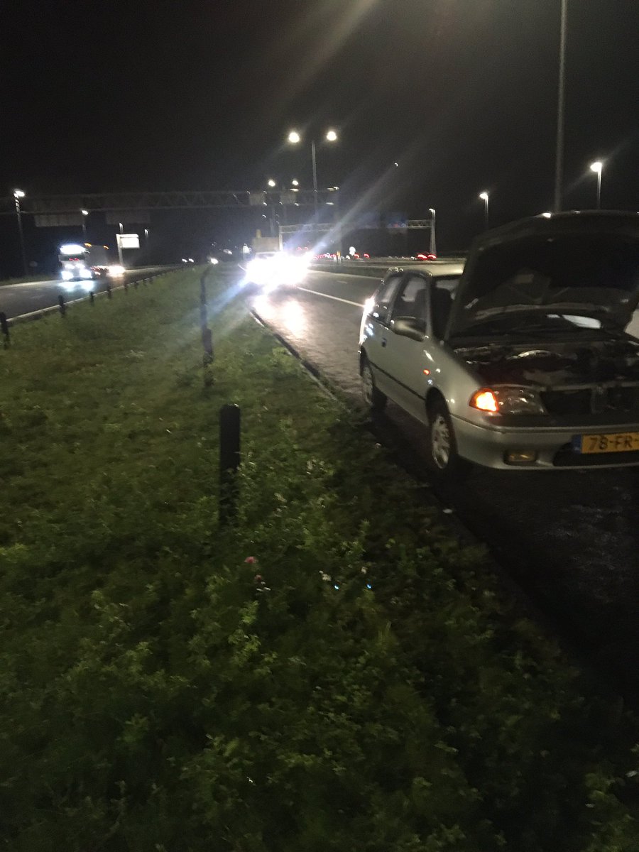 nancyvankraling's tweet photo. En dan sta je langs de weg, pech! Gelukkig rws voor onze veiligheid en anwb onderweg #rijkswaterstaat #anwb https://t.co/473DgzNPWC