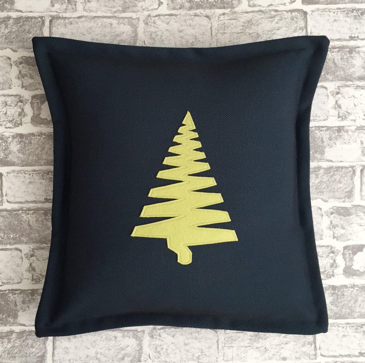 Hi everyone at  #womaninbiz these festive #handmade cushions are now listed in my folksy shop
folksy.com/shops/DuneChic…
#christmascushions #gift #uksmallbiz #home