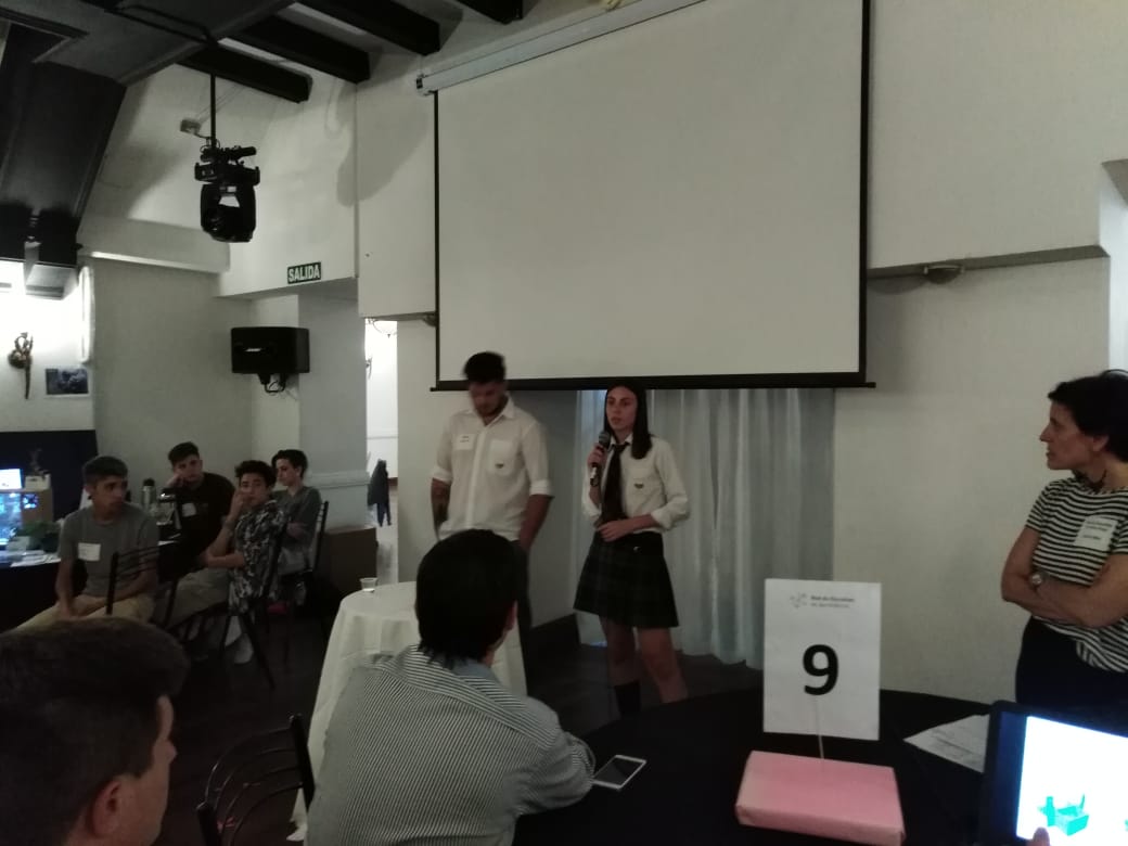 red_escuelas's tweet photo. En el Encuentro de Secundarias Agrarias, los alumnos de 20 escuelas de la Provincia participan en rondas de presentaciones, donde exponen los trabajos que realizaron en el marco del #Proyecto35. ¡Felicitaciones! 👏👏👏🤗
#SomosRed @BAeducacion https://t.co/diz4gxtseR