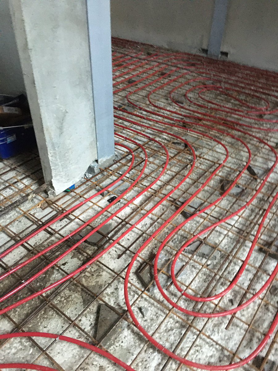 MarkWezup's tweet photo. Vanmiddag opleveren mestkelder en doorspreken damwand details. Controle stort hoogtes, wapening, putjes, afschot enz enz. @DLVadvies Het ligt klaar voor stort succes morgen @NiehofBV #melkvee #welzijn #robots #emissiearm https://t.co/Lhb10cR4se