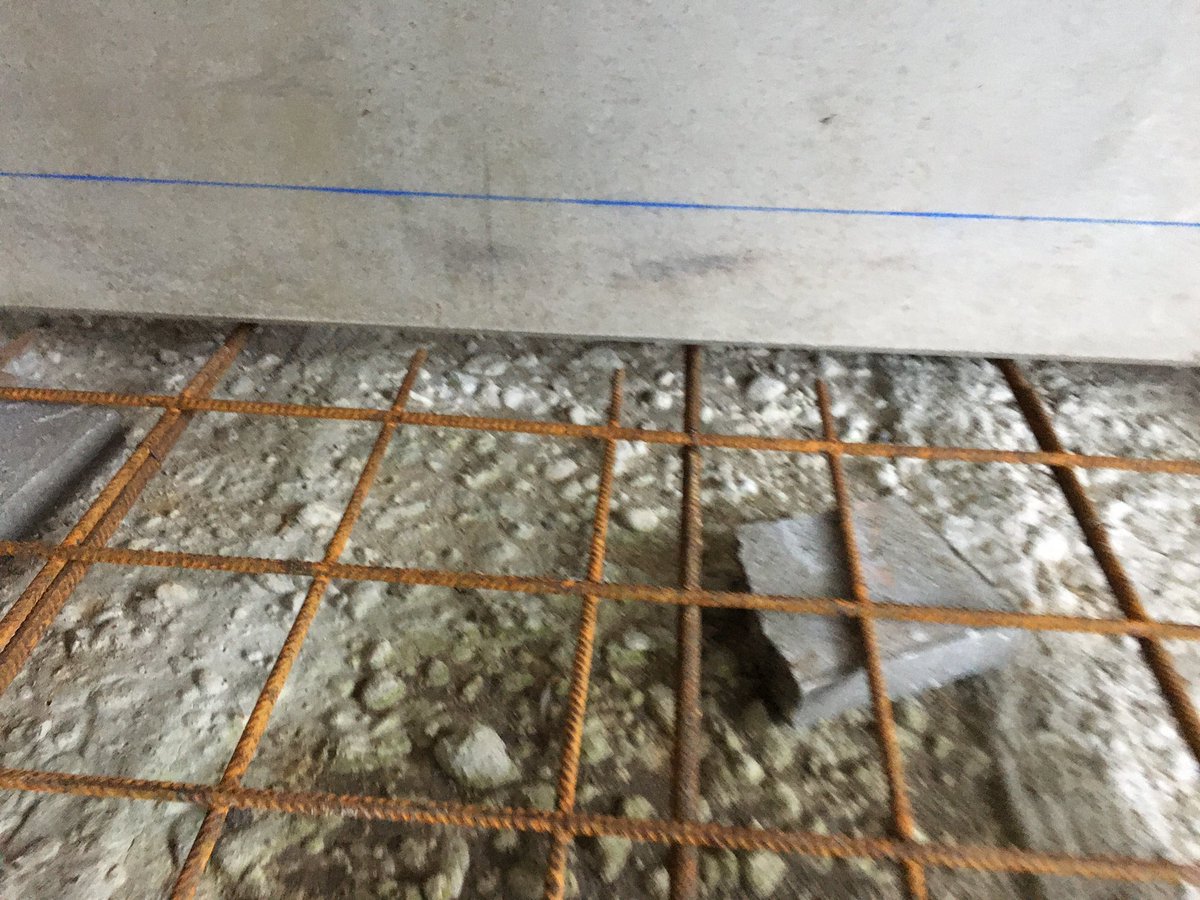 MarkWezup's tweet photo. Vanmiddag opleveren mestkelder en doorspreken damwand details. Controle stort hoogtes, wapening, putjes, afschot enz enz. @DLVadvies Het ligt klaar voor stort succes morgen @NiehofBV #melkvee #welzijn #robots #emissiearm https://t.co/Lhb10cR4se