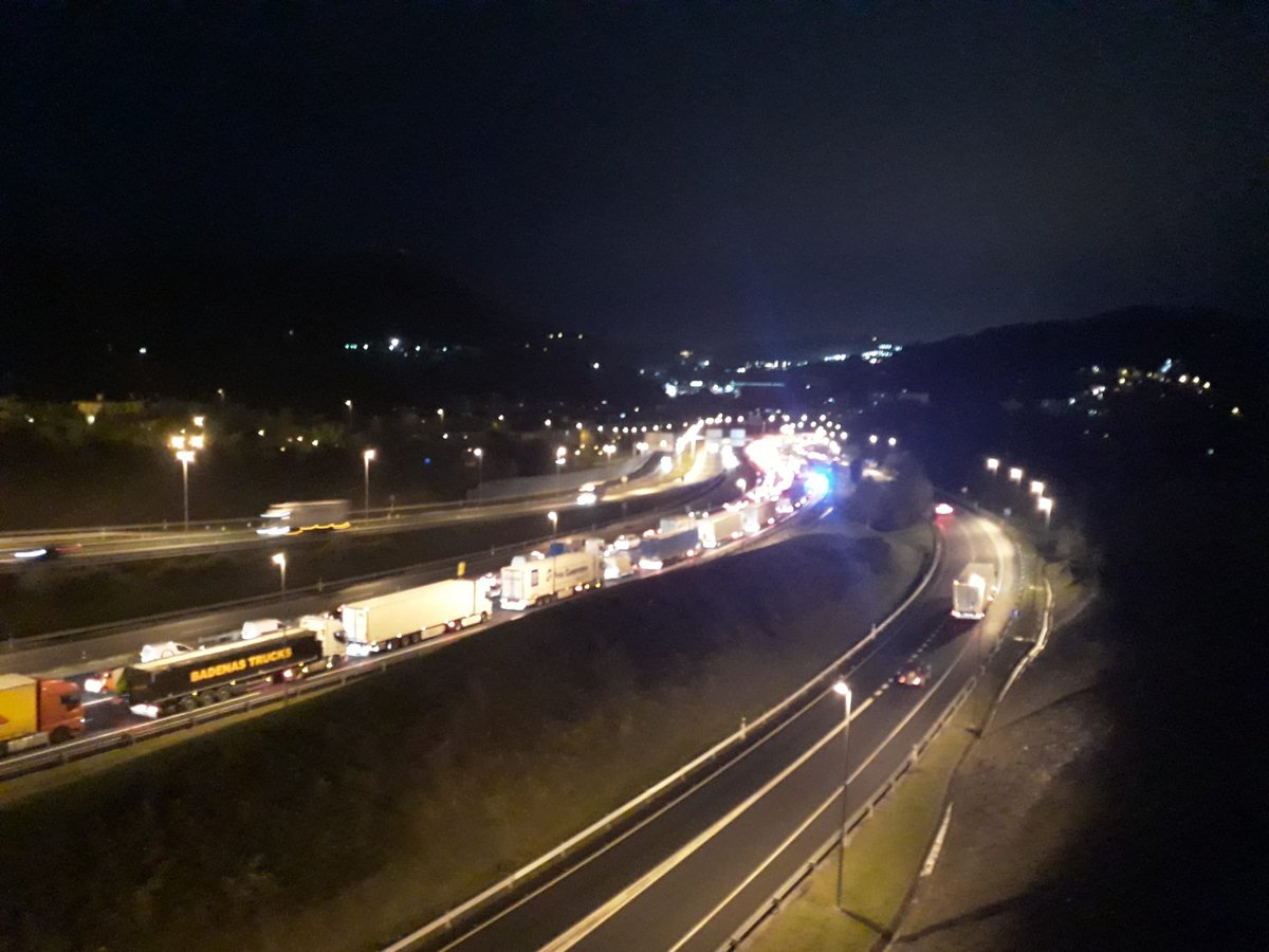 CataloniaNewss's tweet photo. Ja més de 20 Km de retenció a provocat el  #EuskalTsunamia !!!!
Els germans vascos quan s’hi posen, la petan 🤣🤣🤣
GORA EUSKADI ✊ https://t.co/kUltBrF5cD