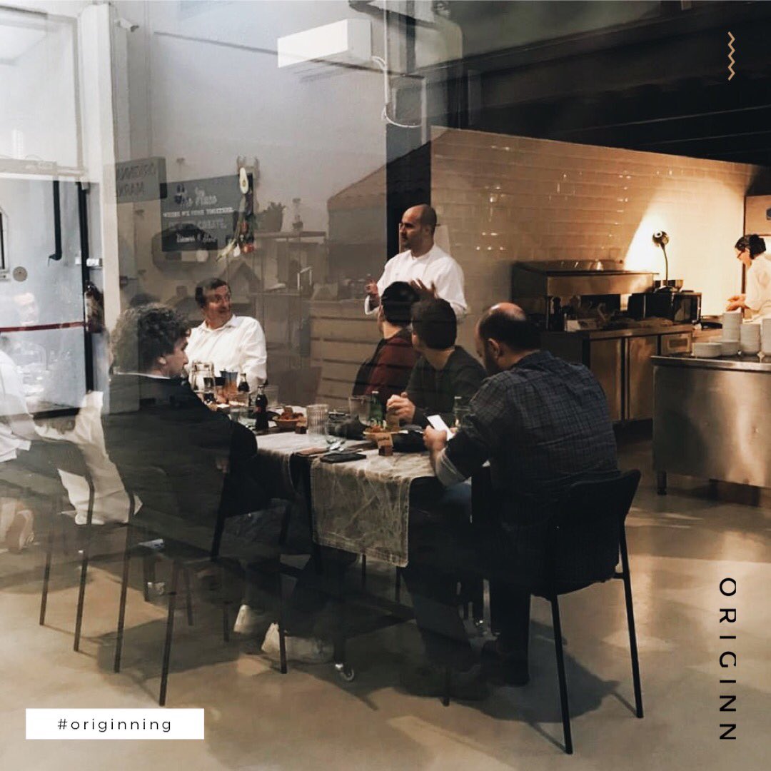 OriginnCowork's tweet photo. Bugün, Ahali ünlü İtalyan Şef Carmine Morgese’in lezzetleri ile FoodLab’te buluştu. Gıdanın birleştirici gücüne inanıyor, diller ötesi bir iletişim sağladığını biliyor ve bu uzun masaları çok seviyoruz. ❤️ #origining #originn #originnfoodlab https://t.co/8NMDsObpOF