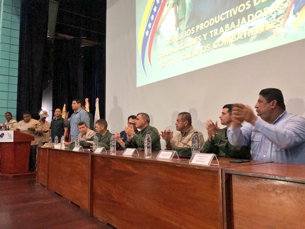 AlcaldiaCaroni's tweet photo. #12Nov Min. @Vladimirpadrino con el objetivo de reactivar los cuerpos combatientes para la defensa integral de la Patria, demuestra lealtad y apoyo desde la empresas básicas de Guayana "vamos a construir lo bueno, lo justo, el bien común para el país"
¡Somos la fuerza productora! https://t.co/3F888xRSH7