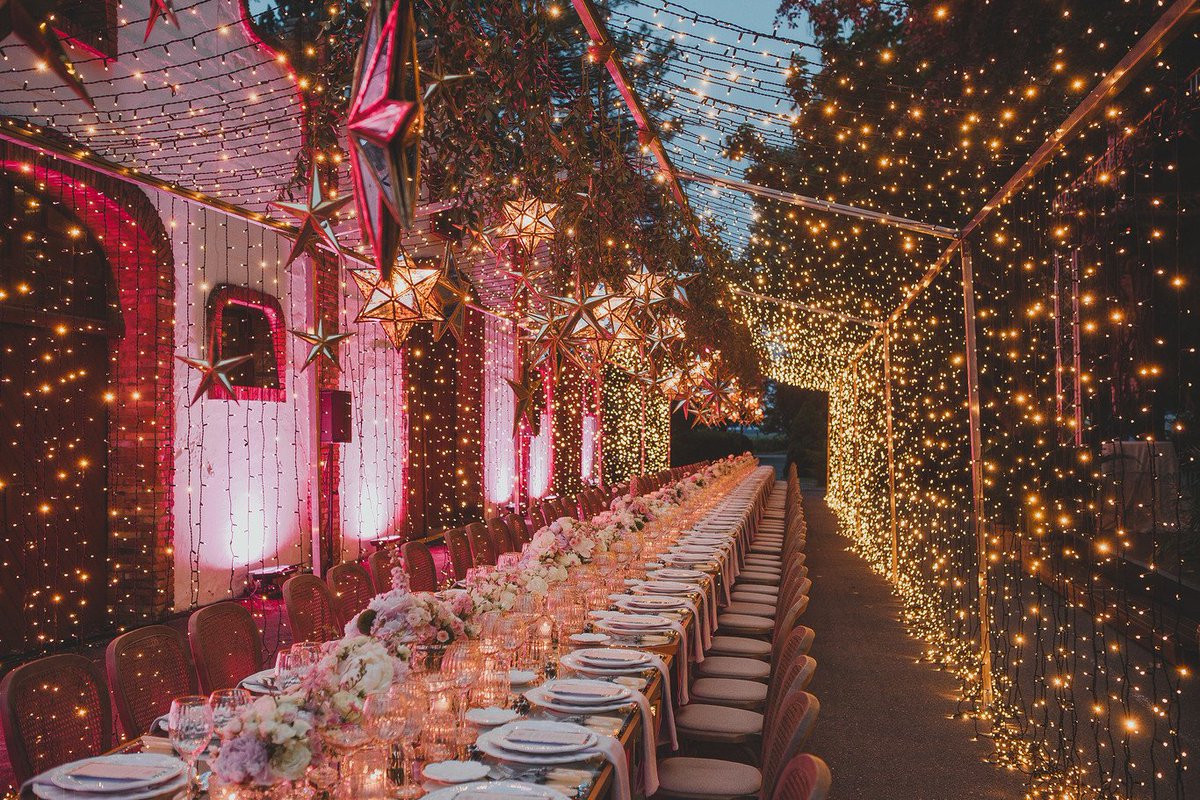 Luces como protagonistas en la #decoración  de tu boda. Una de las #tendencias 2020. Harás que la magia transporte a tus invitados a otro lugar. 
[Foto via Pinterest]

#bodas #bodasbarcelona #anillosdecompromiso #joyas #tendenciasnovias #anillosduoo