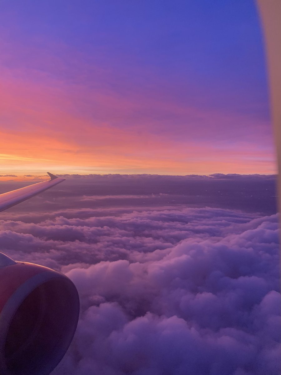Agoney's tweet photo. Despertar durante un vuelo y ver esto✨💜 https://t.co/3SVdntX5I5