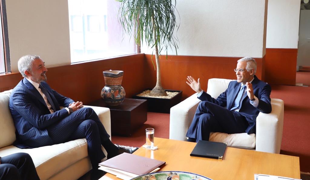 México e Italia, socios unidos por una profunda amistad y múltiples convergencias. Hoy conversé en la <a href="/SRE_mx/">Relaciones Exteriores</a> con el nuevo embajador de <a href="/ItalyinMEX/">Italy in Mexico</a> Luigi De Chiara sobre nuestro trabajo conjunto para fortalecer una relación prioritaria. ¡Bienvenido y mucho éxito en gestión! 🇲🇽🇮🇹
