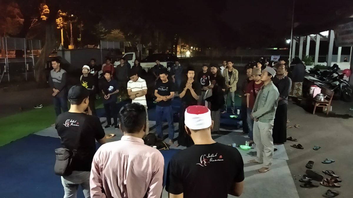 SulukPesisiran's tweet photo. Di puncaki dengan Shalawatan, melantunkan Shohibubaiti dan diakhiri Do'a dipimpin mas Makhruz dan kemudian bersalaman memutar. #SPNov https://t.co/2ptE18r63Q