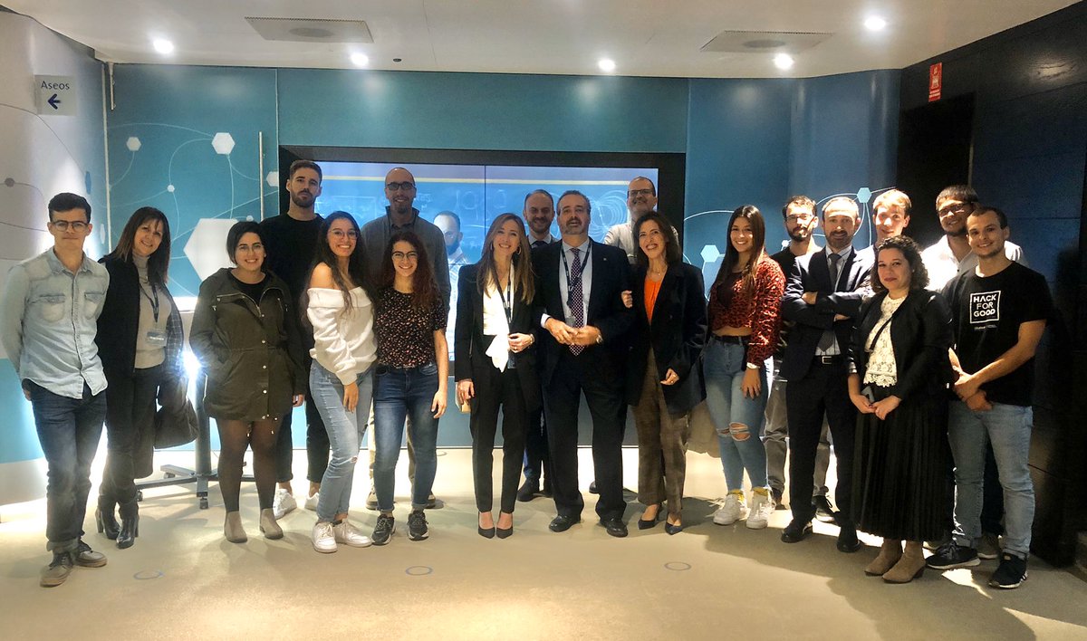sergiotrasmallo's tweet photo. Y el regusto a satisfacción que se le queda a uno al día siguiente de disfrutar de parte de la hornada de sobrinXs 2019 de @H4GCAN #H4GCan #HackForGood y compartir #SentandoCathedra de @Telefonica con esta cantera. 😊 @CatedraTEFULPGC @ULPGC https://t.co/o5HOkmjYnR