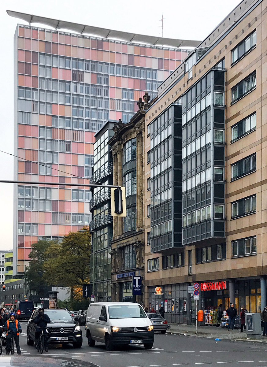 berlinka_lg's tweet photo. Fassaden von #Berlin. Architektektonische Mischung der Generationen 🏢🏡 
#RocketTower #checkpointcharlie #Берлин
@stadtleben https://t.co/CXlDG7zwNL