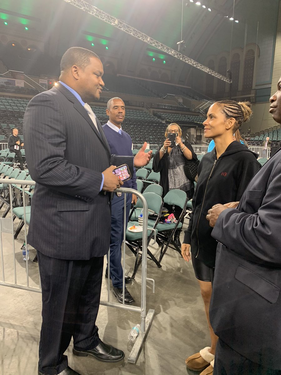 MollyBilinski's tweet image. I promise to always take creepy selfies when I’m ever around anyone famous for my job. Hey @halleberry! @ThePressofAC