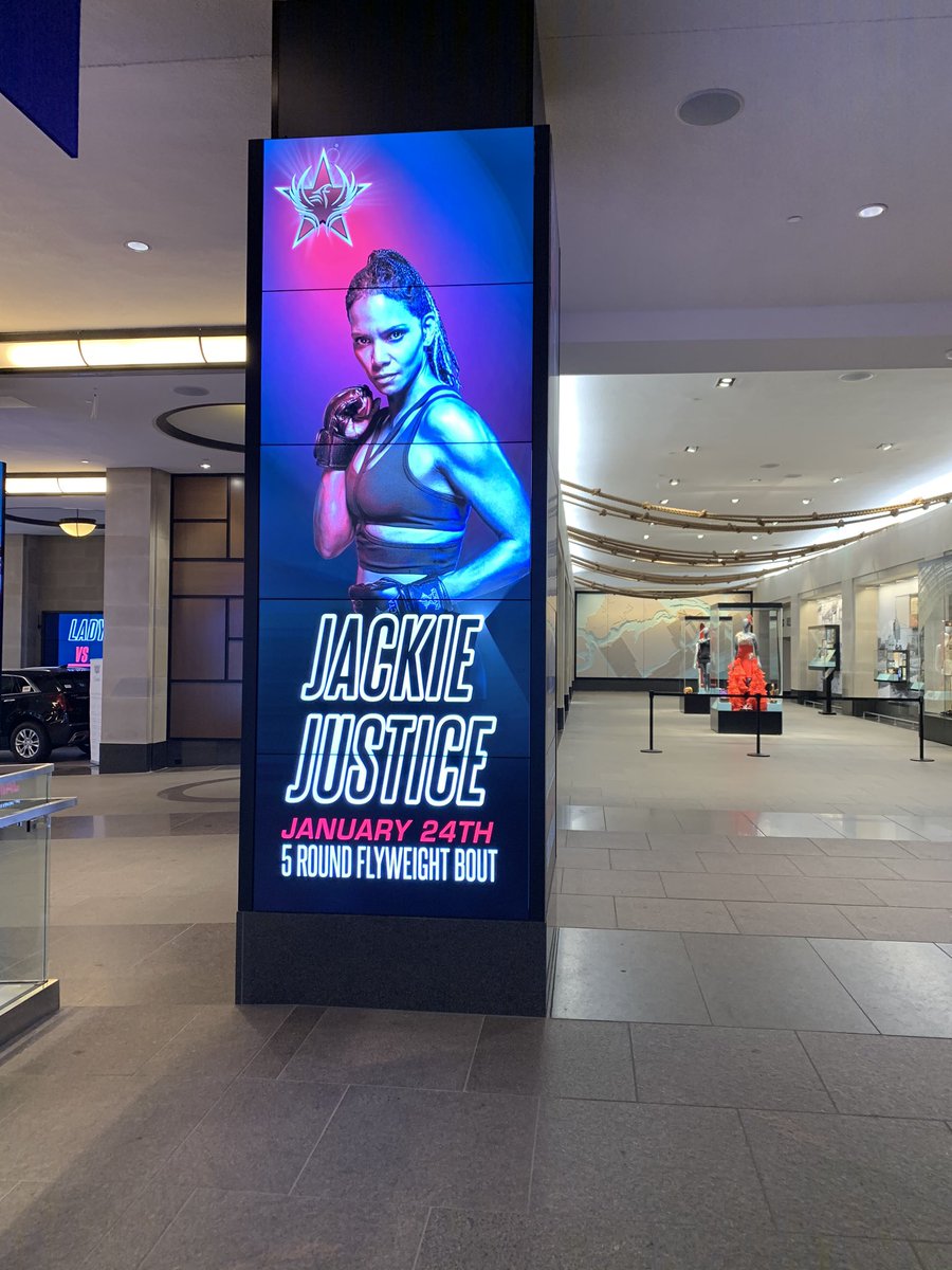 MollyBilinski's tweet image. I promise to always take creepy selfies when I’m ever around anyone famous for my job. Hey @halleberry! @ThePressofAC