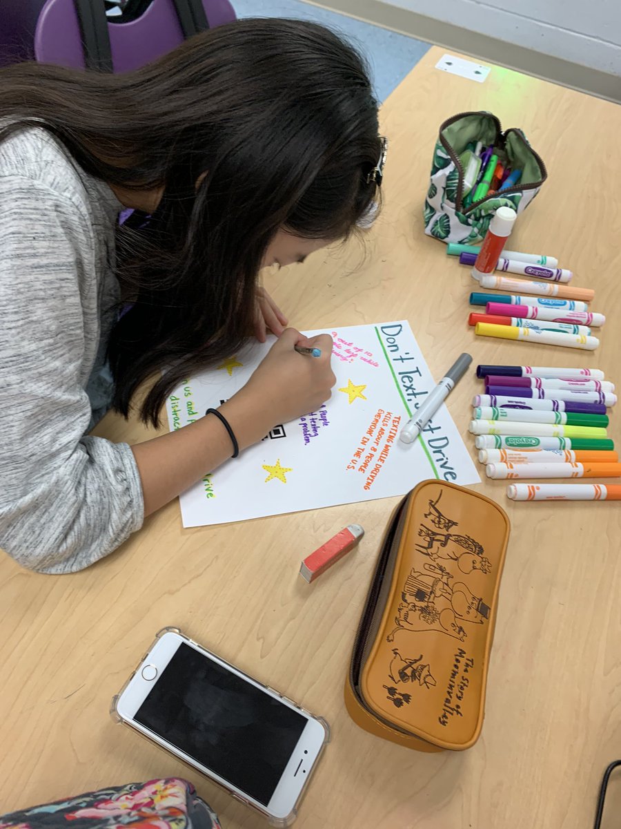LBSSFCCLA's tweet photo. #LBFCCLA is running a #NOTEXTANDDRIVE campaign! Members learned about the consequences of texting and driving, and what they can do to spread awareness! #FCCLA https://t.co/GoKnGsRIii