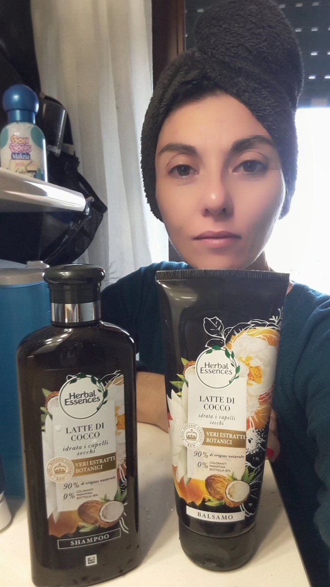 verymaci's tweet image. Shampoo e balsamo #HerbalEssencesambassador provato e devo dire che sono rimasta piacevolmente sorpresa... 😍 ottimo prodotto  con il 90% di origine naturale e 0% paraffina e coloranti
#HerbalEssencesambassador #clubdesiderimagazine #trnditalia