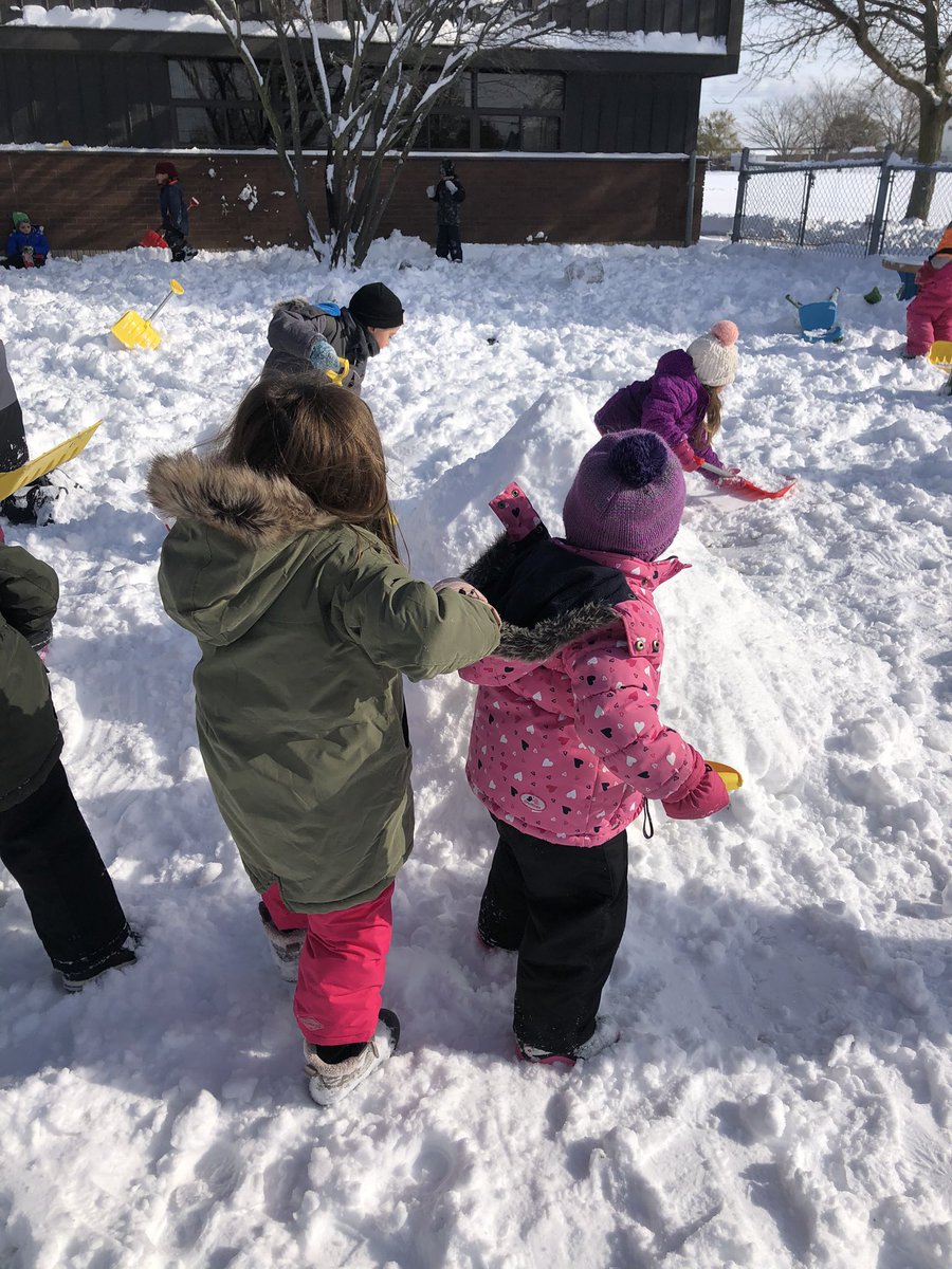 kinderknights1's tweet photo. Even though we only had a few kids, we still made the most of our snow day fun! ❄️ ❄️ ⛄️ ⛄️ ❄️ ❄️ https://t.co/Z3eIeeJmcr