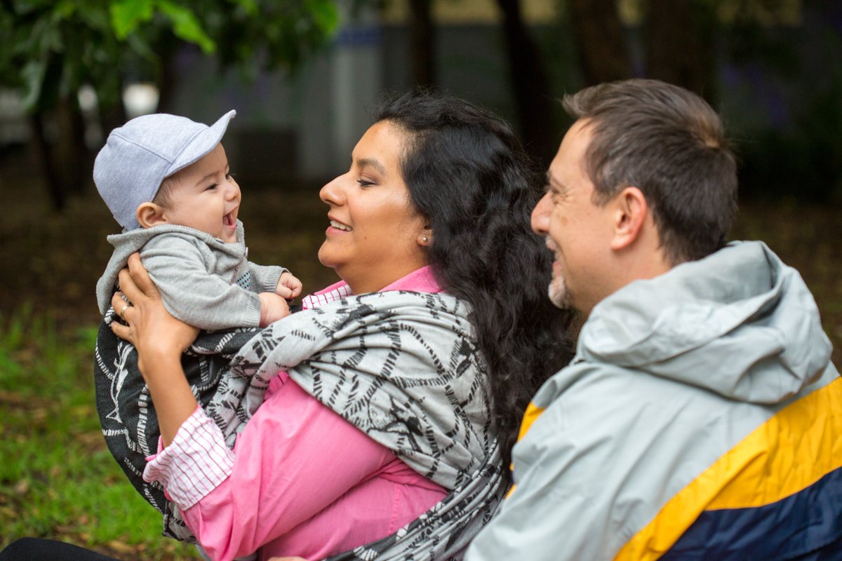 UNICEFMexico's tweet photo. Sentir, oler y oír la presencia de papá y mamá da calma y seguridad a los bebés.
Cuando papás y mamás se involucran en el crecimiento de sus bebés, impulsan su desarrollo.
#LaPrimeraInfanciaImporta
#EmpiezaTemprano https://t.co/XcVP4fsmAI