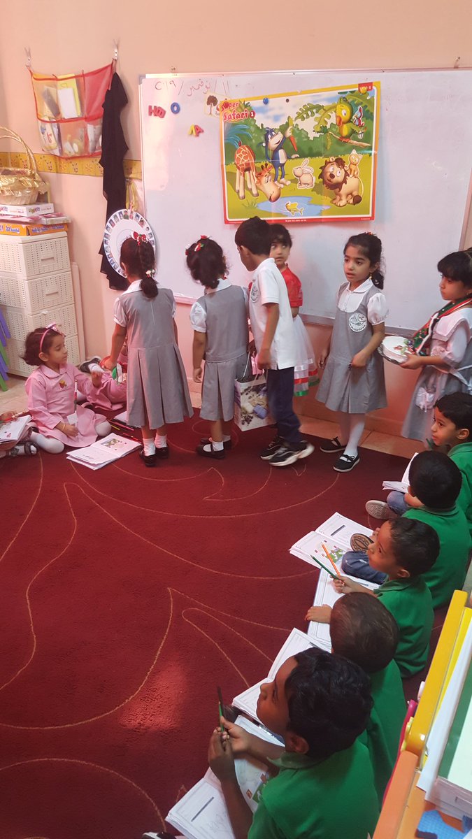 توزيعات اطفال ركن الطفل بجمعية المرأة العمانية بخصب  علي بعض المدارس بمناسبة العيد الوطني ٤٩