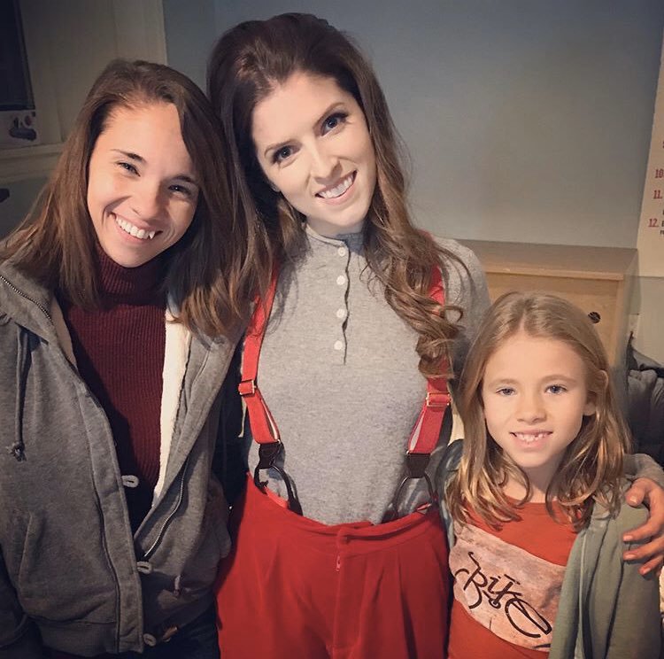 📷 | New/old photos of Anna Kendrick during the filming of 'Noelle'. (Credit: shayleemansfield & sheenamcfeely) #DisneysNoelle