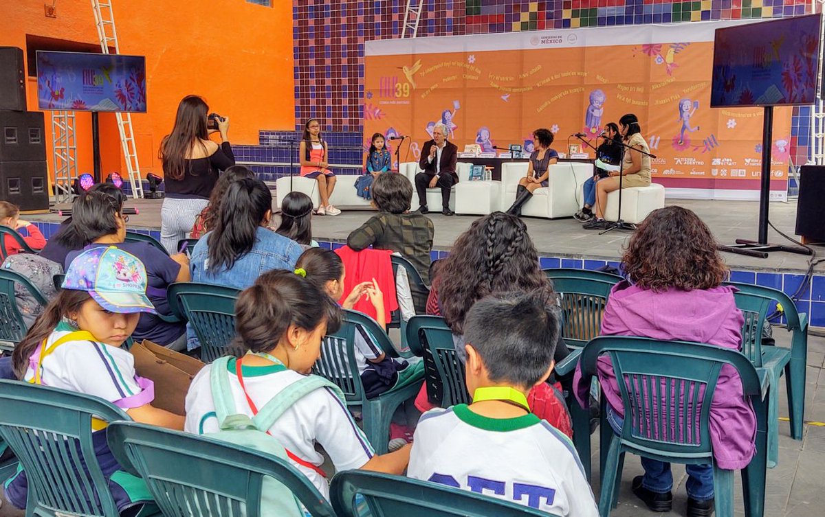 Hoy en la #FILIJ39, presentación del libro "Historias de niñas extraordinarias 3" en el que participan Fátima Carbajal, Alejandra Juárez, Frida Morales, Kranti Sandoval y 22 niñas más.
#TodosSomosFILIJ 
#FILIJEnElCenart
#RepúblicaDeLectored