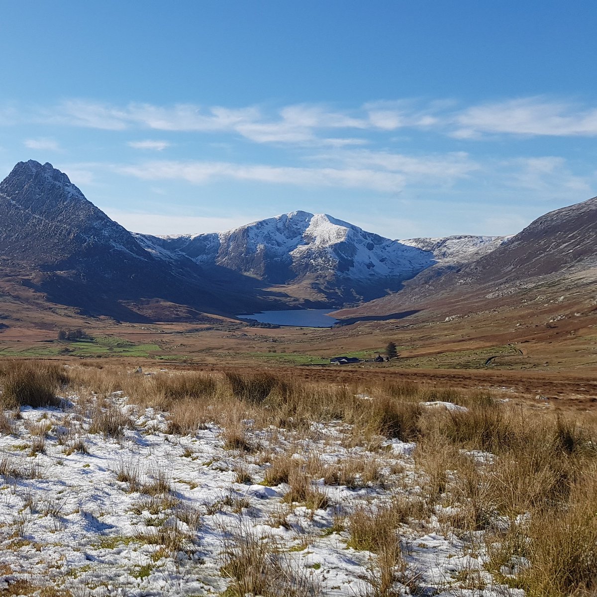 northerneyeboo's tweet photo. We've seen countless snowy landscapes over the last few days, could it be that winter has finally started?βοΈ
π Looking towards Tryfan (left) and Y Garn (centre) from the slopes of The Carneddau in Snowdonia.
https://t.co/TPZoaVYXsi
#NorthernEyeBooks #NorthernEye https://t.co/ksHdo08N6v