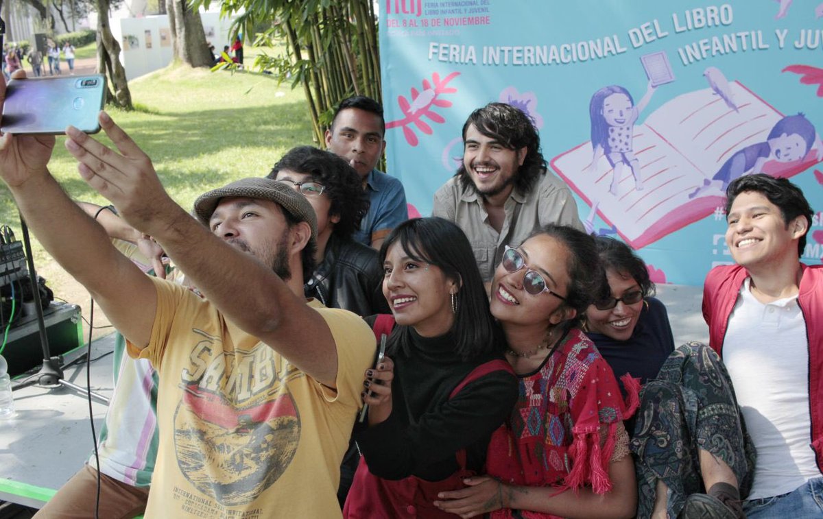 La poesía trata de imaginar: niñas y niños en el Slam de poesía en la #FILIJ39.
#Día5 
#TodosSomosFILIJ
#FILIJEnElCenart
#25AñosCenart
