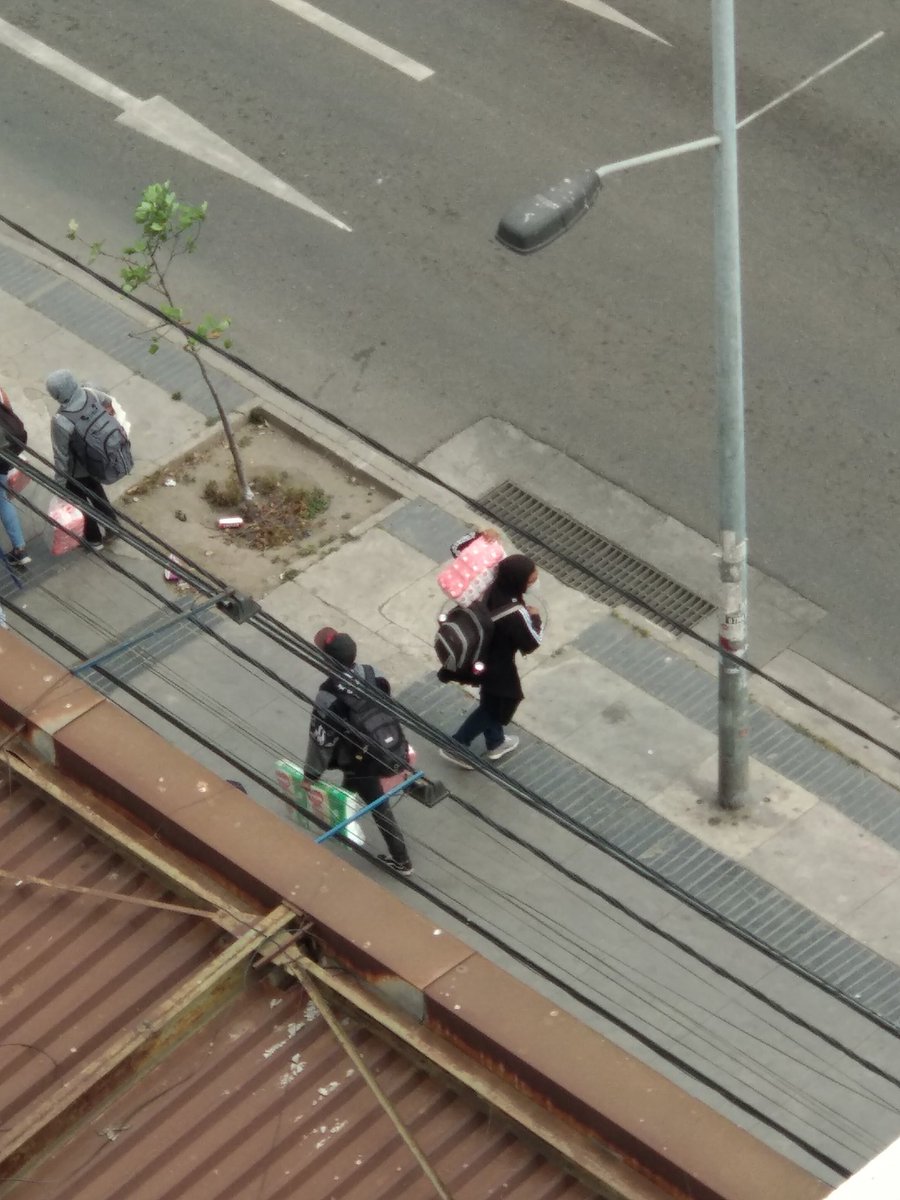 ghnosy's tweet photo. @sitiodelsuceso no se si es por el saqueo a Santa Isabel pero por la calle viana la gente esta pasando con carros y carros! #Viñadelmar https://t.co/SdiJBC5AqP