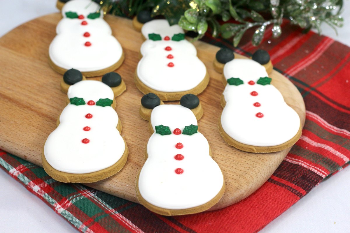 clementinecnty's tweet image. Do you want to bake a snowman?⛄️ Bring #Disney magic to your oven this winter with Mickey Snowman Gingerbread Cookies. bit.ly/2rw5EBl
