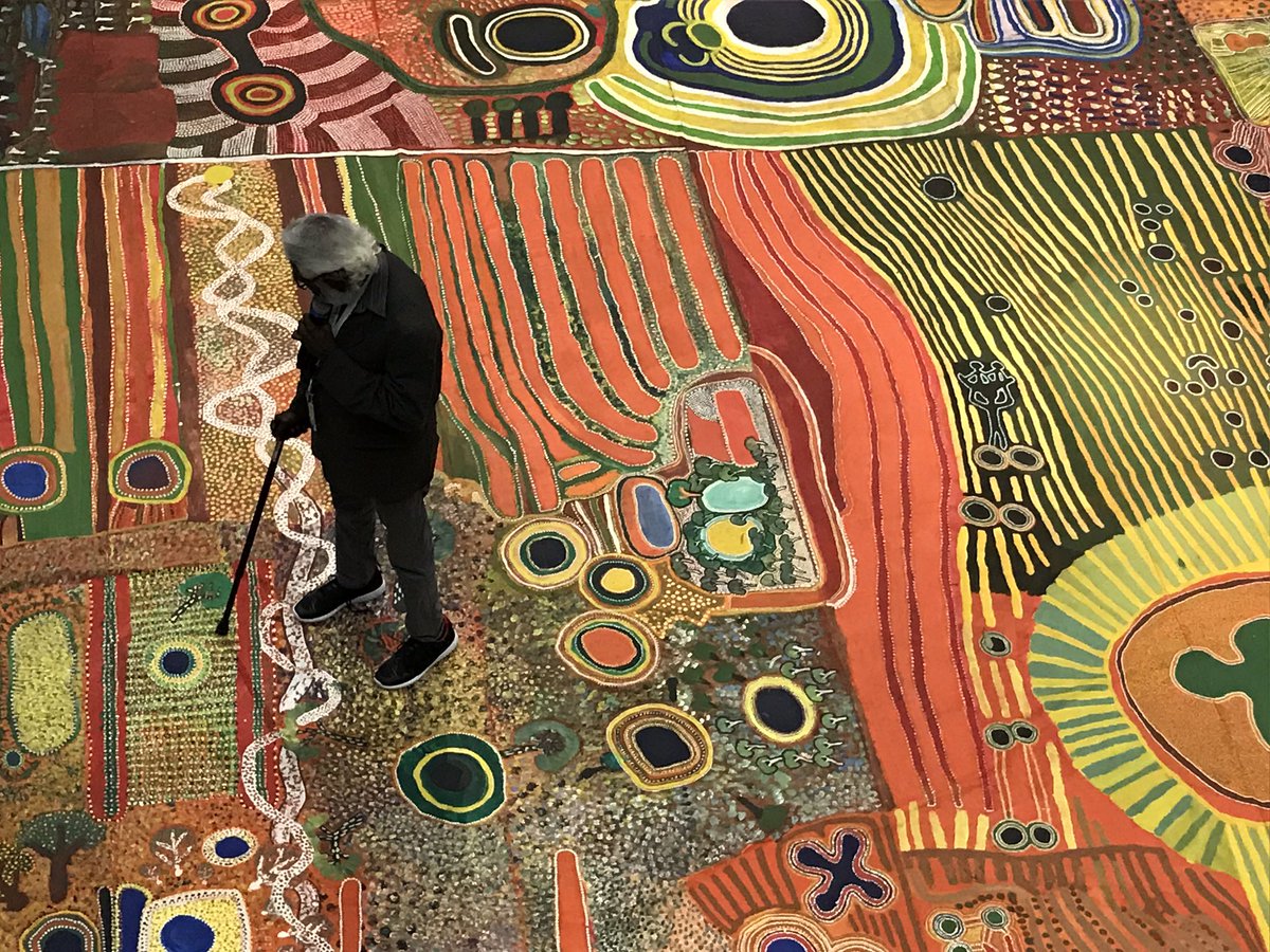 Have you ever seen something more beautiful? Indigenous elders sharing stories about their desert land in WA using this spectacular canvas - in Sharjah 🇦🇺🇦🇪@dfat @NouraAlKaabi @AusCG_Expo2020 @sharjahmedia @sharjahmuseums @sharjahart