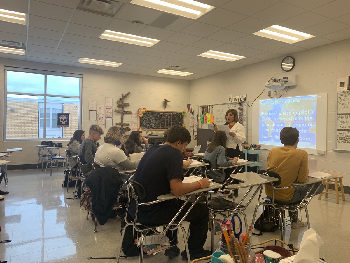 La señora Correa dirige su clase de español. ¡Fue un gran día de aprendizaje!

Great job Mrs. Correa and students!