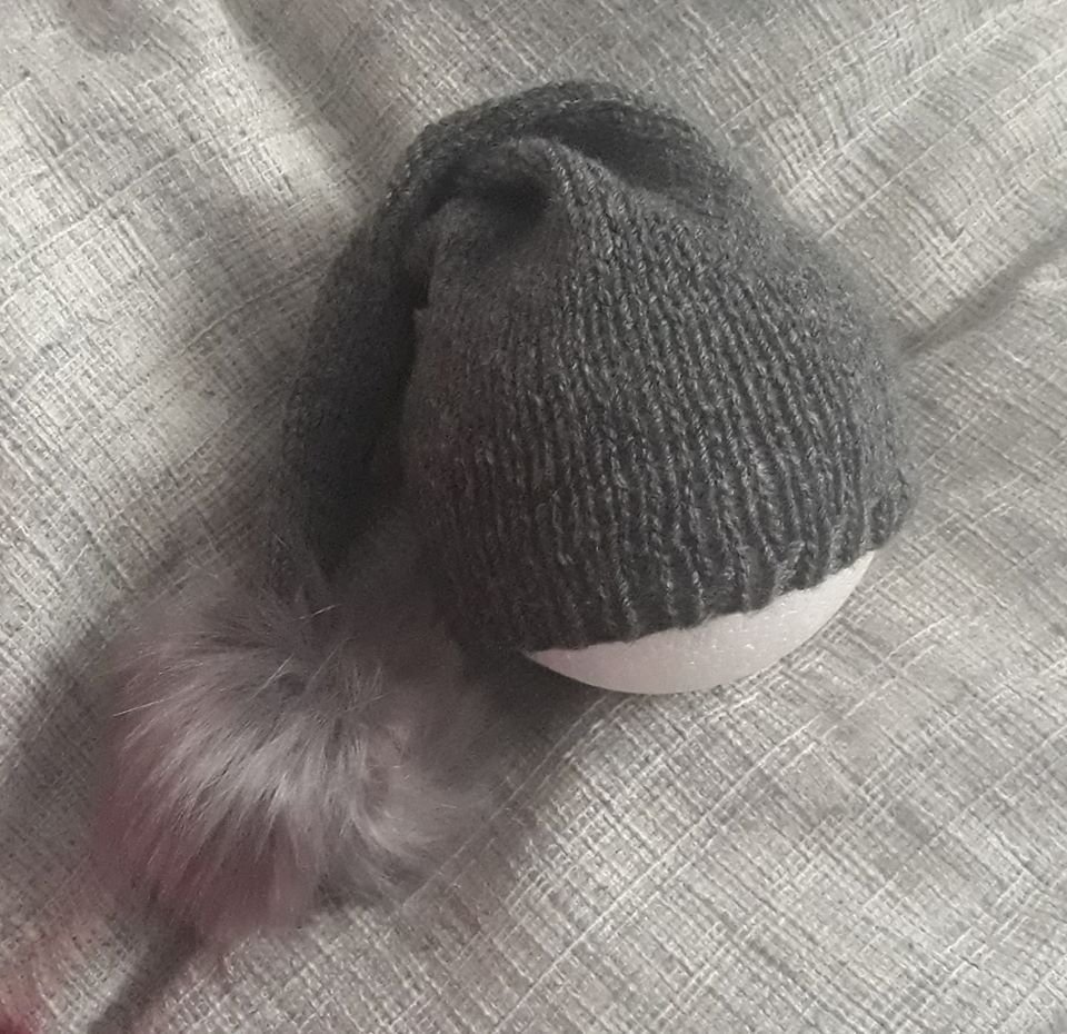 knitwitsprops's tweet photo. love adding these soft fluffy poms on to hats :) #newbornprops #newbornphotography #photographyprops https://t.co/S4ZhAIPzWk