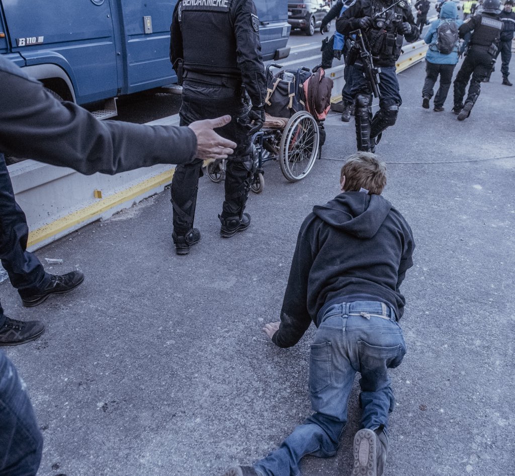 airedelluna's tweet image. Aquest Noi es l&apos;Albert , el noi que ha donat la volta al Món sol amb la seva cadira de rodes , avui ha estat agredit per las forces d&apos;ocupació i l&apos;han llençat al terra !!! Vergonya Policia Vergonya !!!!!! 
#SpainIsAFascitState 
@pilarcarracelas 
@RaholaOficial 
@BeatrizTalegon