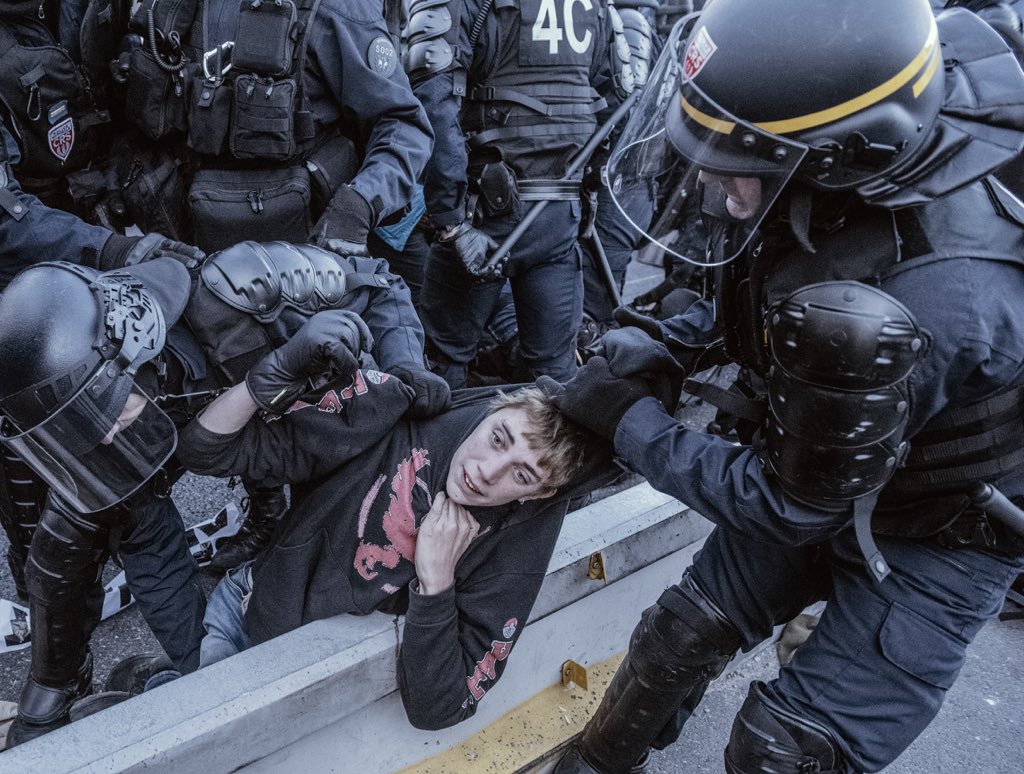 airedelluna's tweet image. Aquest Noi es l&apos;Albert , el noi que ha donat la volta al Món sol amb la seva cadira de rodes , avui ha estat agredit per las forces d&apos;ocupació i l&apos;han llençat al terra !!! Vergonya Policia Vergonya !!!!!! 
#SpainIsAFascitState 
@pilarcarracelas 
@RaholaOficial 
@BeatrizTalegon