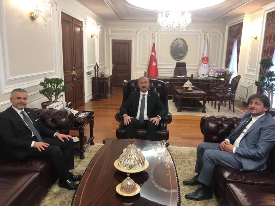 tumsiad_bursa's tweet photo. Yönetim Kurulu Başkanımız Sn. M.Kemal ŞERBETÇİOĞLU, Adalet Bakanımız Sn.Abdulhamit GÜL ve Adalet Bakan yardımcımız Sn. Zekeriya BİRKAN’ı ziyaret etti.
Sayın Bakanımıza çalışmalarında kolaylıklar ve başarılar diliyoruz.
@abdulhamitgul 
@zekeriyabirkan 
@tumsiad 
@mkserbetcioglu https://t.co/AZFIIgpRNc